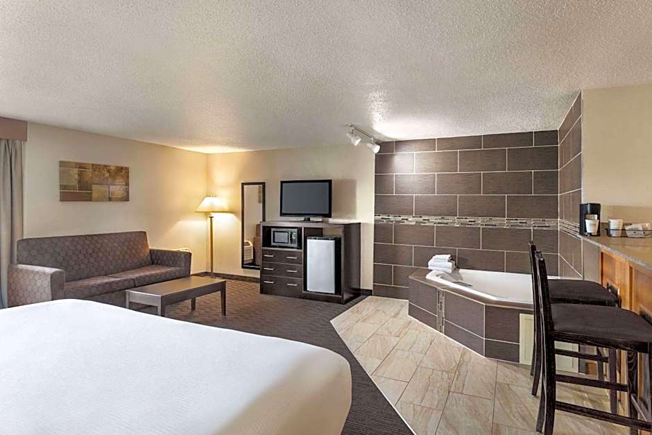AmericInn by Wyndham La Crosse Riverfront-Conference Center