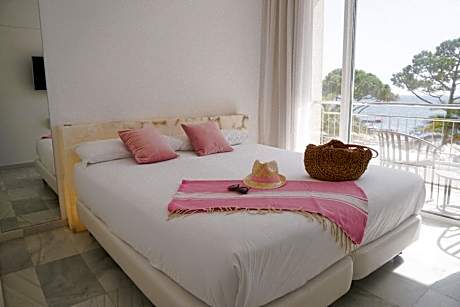 Double room with sea view on the lower floor