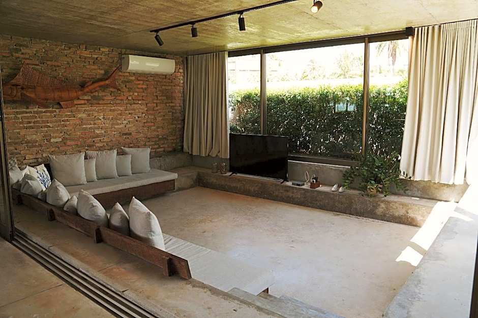 Casa com piscina aquecida, cozinheira, 30m do mar