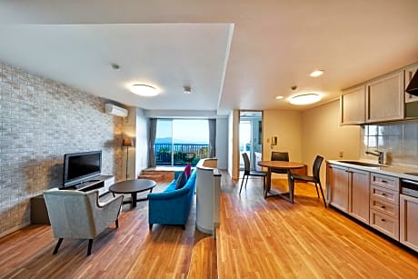 Vista Suite with Bath - No Pets Allowed