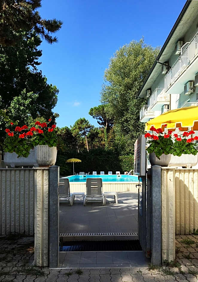 B&B Promenade Hotel Simple con Piscina