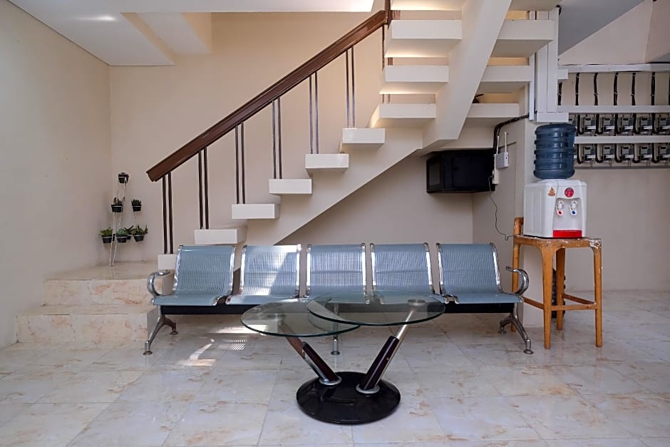 RedDoorz Plus near RS JIH Solo