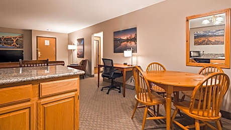 Suite-1 King Bed Non-Smoking Sofabed Wet Bar Dining Room Microwave Fridge Wi-Fi Full Breakfast
