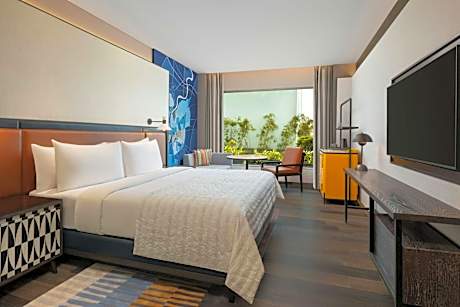 Superior King Room with City View