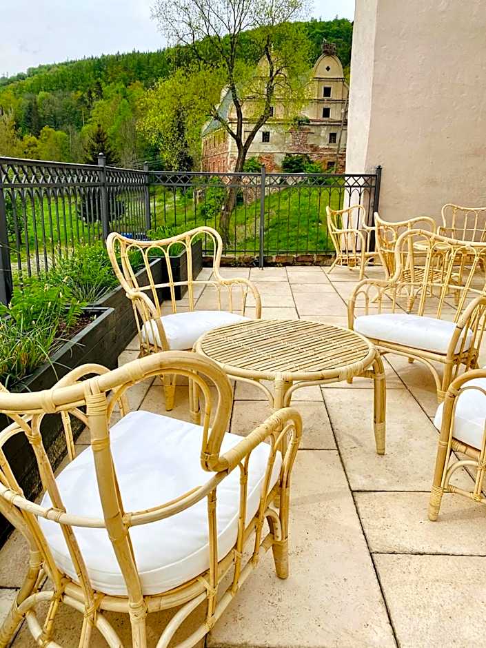 Zamek Sarny - Schloss Scharfeneck