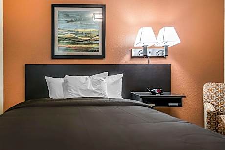1 Queen Bed, Efficiency, Nonsmoking, Accessible