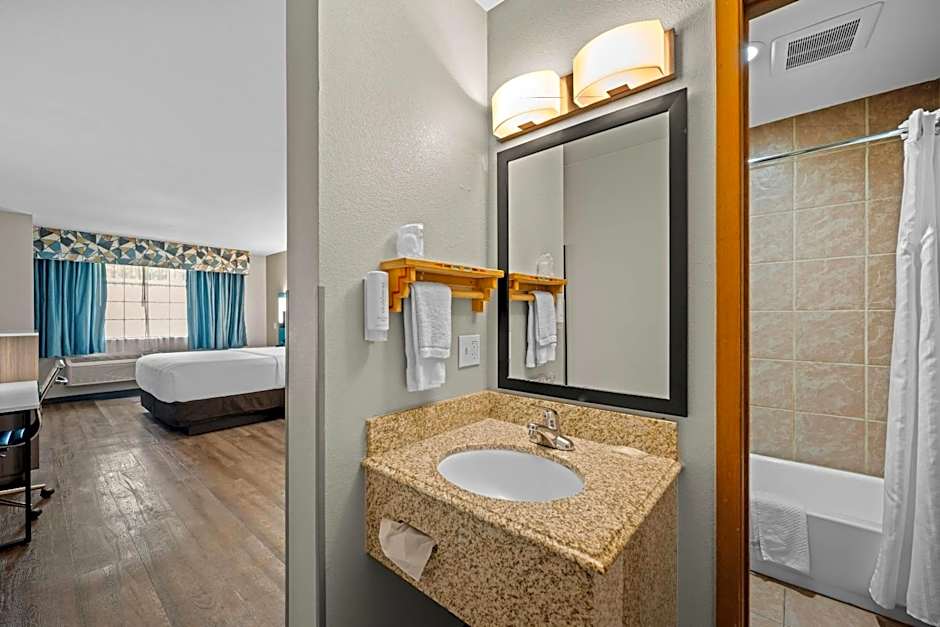 Econo Lodge Inn & Suites Santa Fe South