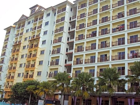 OYO HOME 90301 Suria Service Apartments @ Bukit Merak Laketown Resort