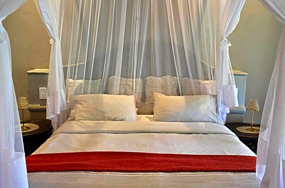 Tingala Lodge - Bed in the Bush