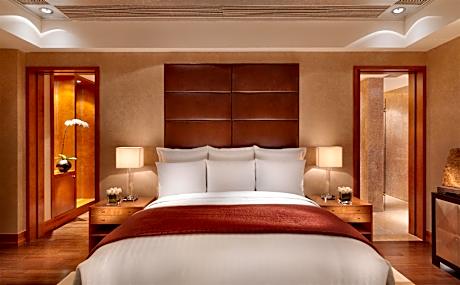 Ambassador Suite, Executive level, 1 Bedroom Suite, 1 King, City view, High floor, Pool access