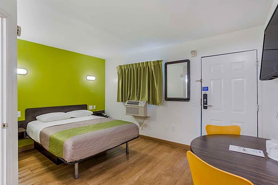 Motel 6-Jacksonville, FL - South