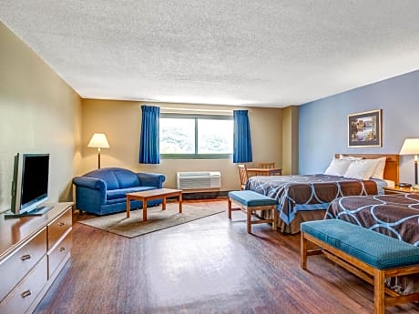 Room 8 Upgrade 1 Double Bed 2 Bunk Beds Non-Smoking