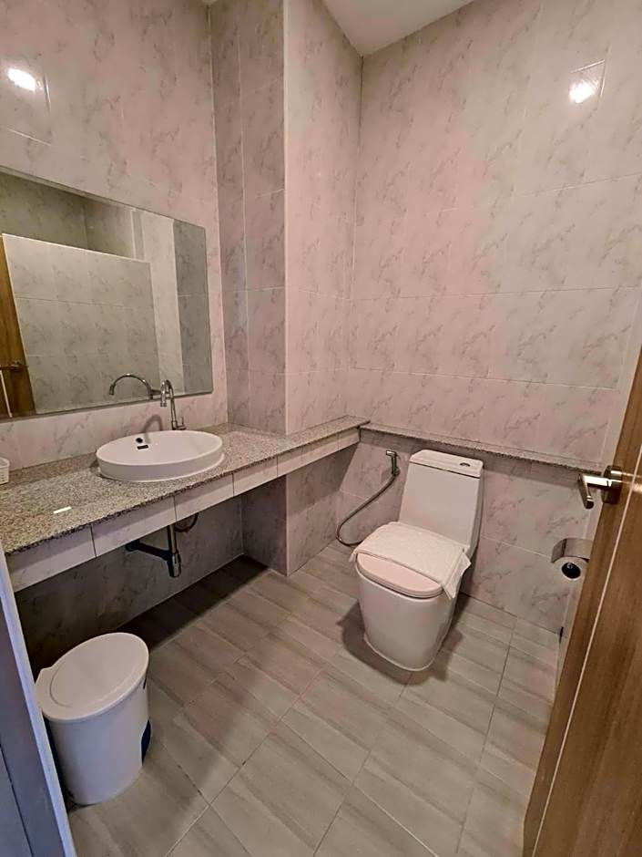 The charlotte smart hotel lopburi