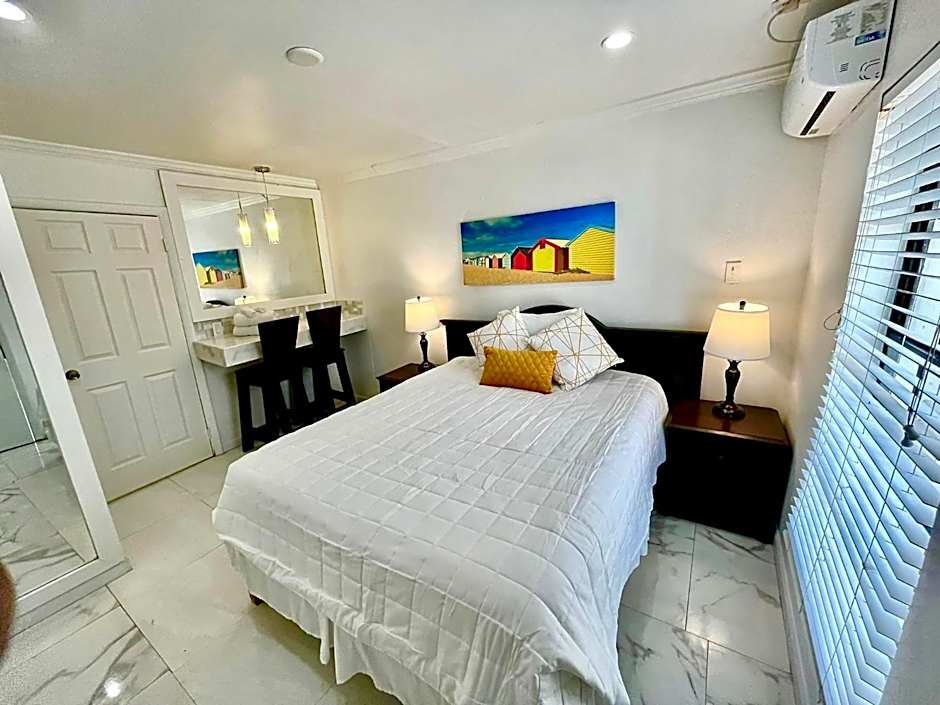 Colony Club Inn & Suites