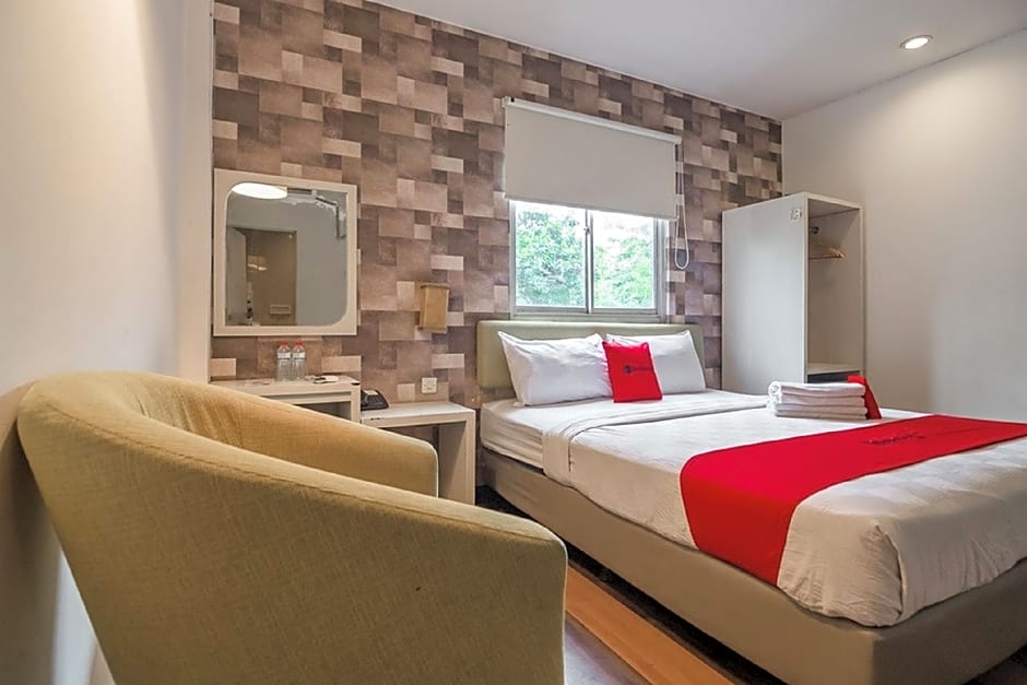 RedDoorz Plus near Mangga Besar Station 2