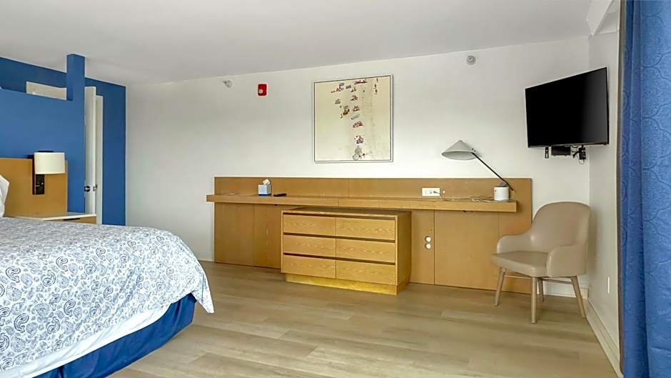 Photo 1 of 30 of 1 King Bed, Balcony