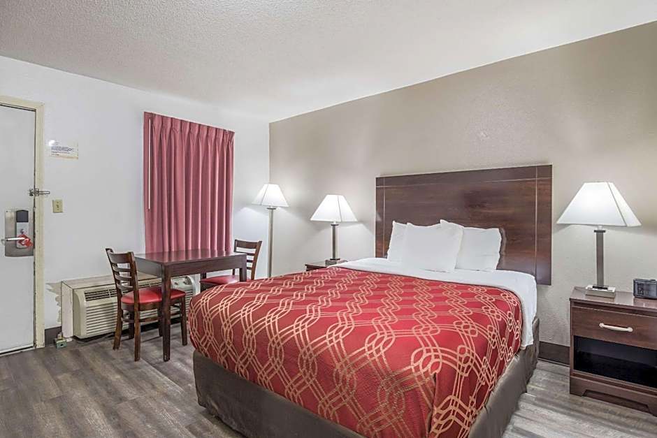 Photo 1 of 5 of 1 Queen Bed, Nonsmoking, Ground Floor
