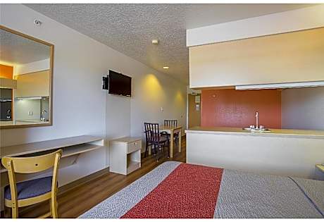 1 Queen Bed | Suite, Smoking