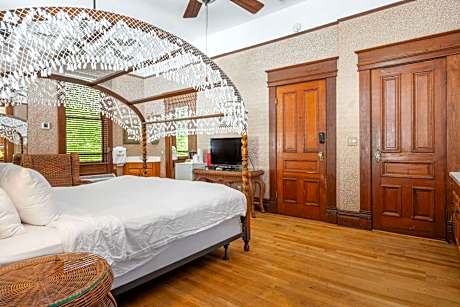 Deluxe King - Curry Mansion with Pool!