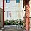 Garde and Warders Hotel
