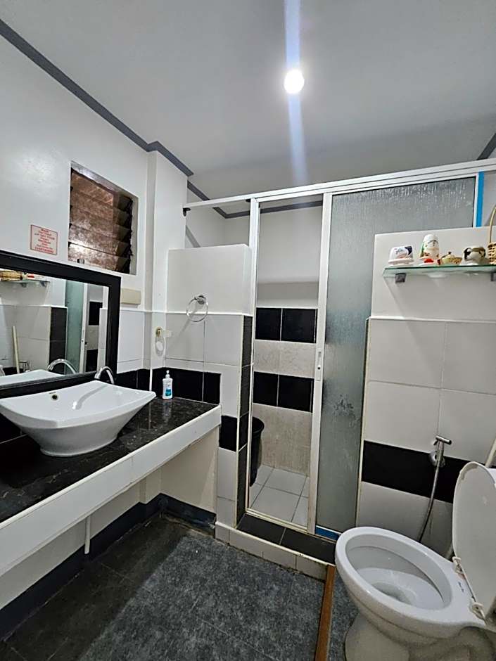 L & M Hearthstones Lodge