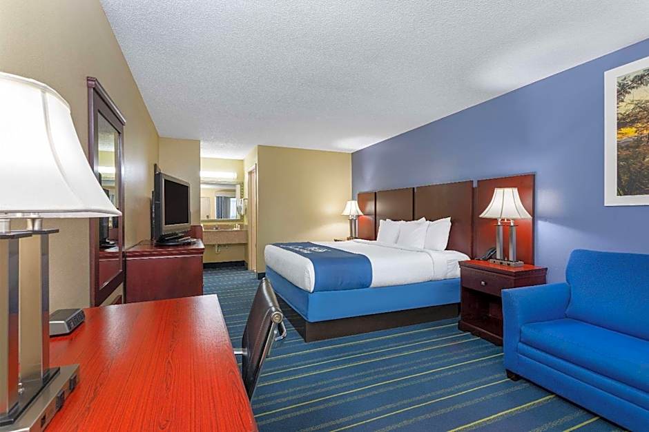 Photo 1 of 6 of 1 King Bed, Nonsmoking