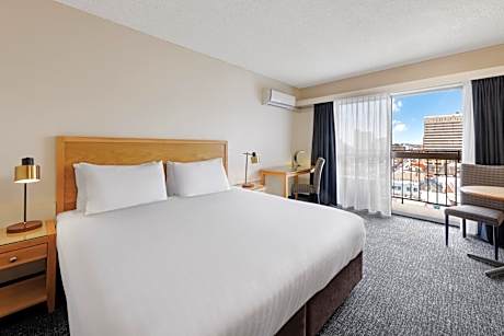 1 King Bed Non-Smoking Free Wifi Connection Balcony Air-Conditioned 42 Inch Lcd Television Desk