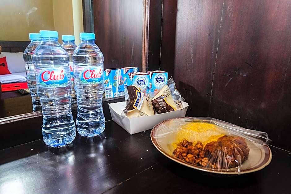 RedDoorz @ Hotel Rich Parepare near Pantai Mattirotasi