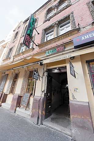 Budapest Party Hostel at Udvarom