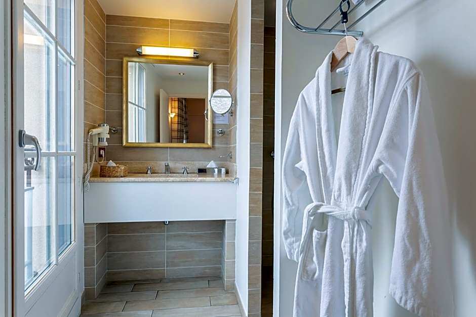 Hôtel Restaurant Famille Bourgeois "La Cote des Monts Damnés"