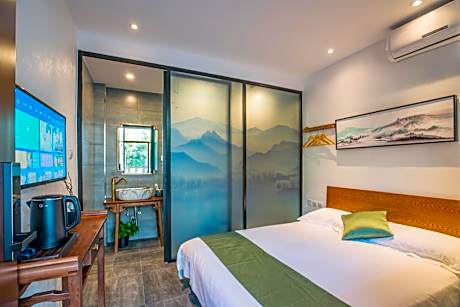 Deluxe Queen Room