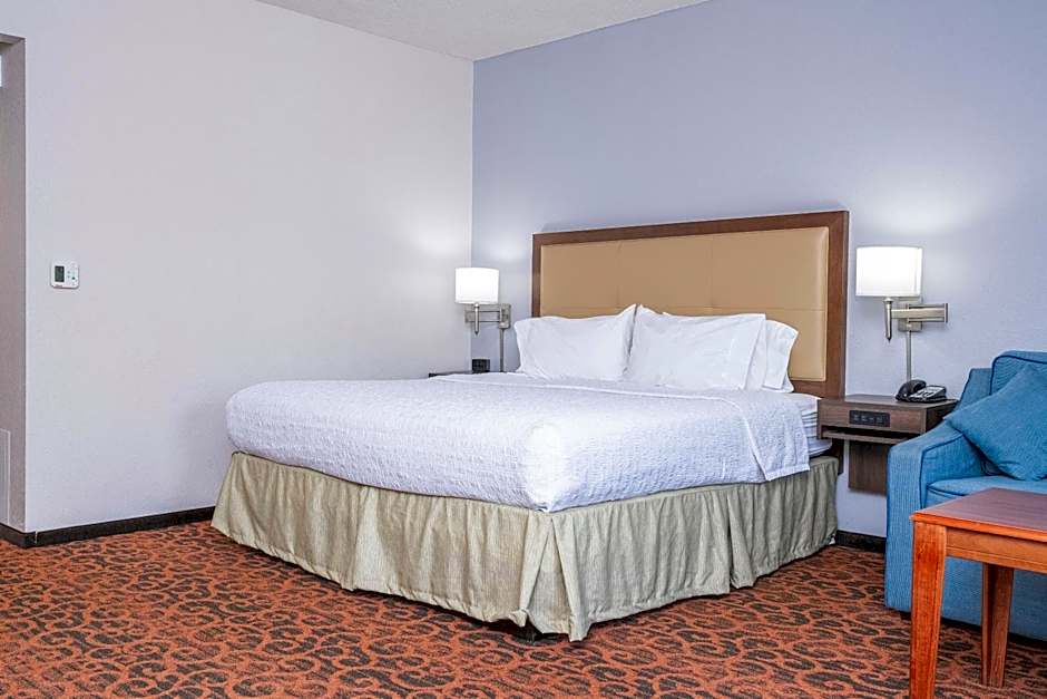 Photo 1 of 10 of 1 King Bed, Hearing/Mobility Accessible, Bathtub