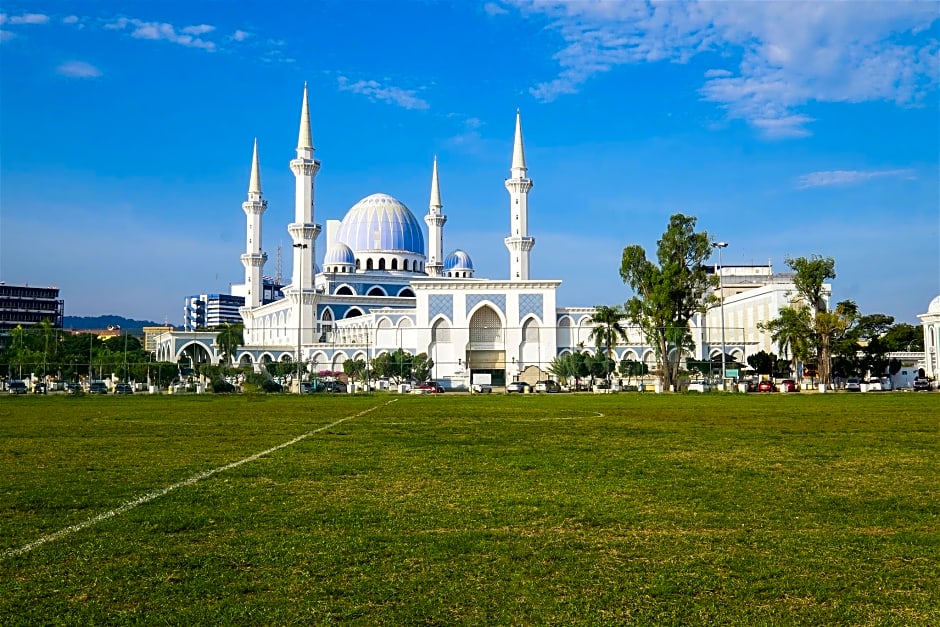 Riverbank Hotel by MRVJ BUSINESS