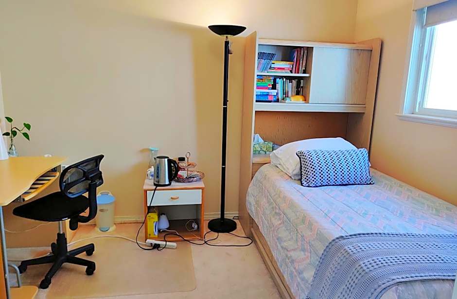Helen's House / Close to Skytrain and Airport
