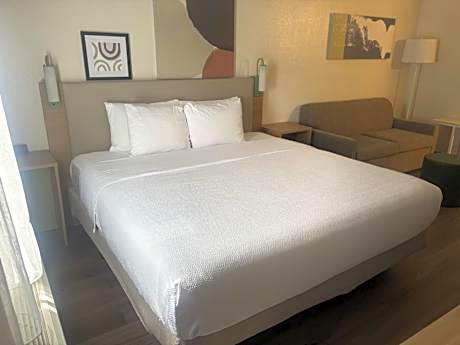 1 King Bed Hearing Accessible