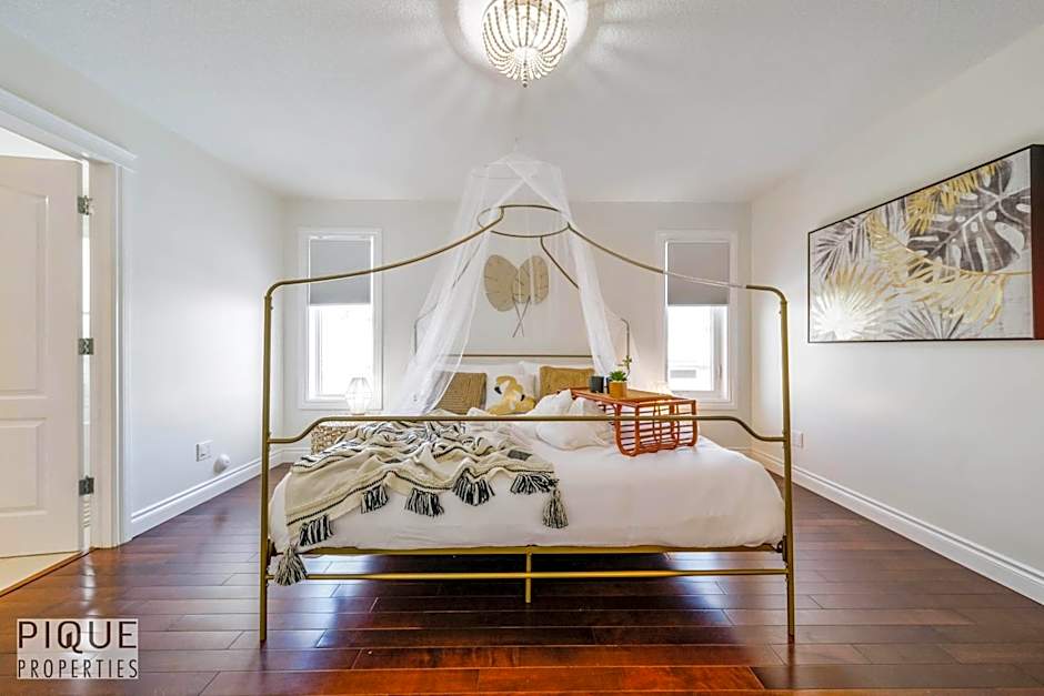 Tropical Oasis - King Beds - Free Netflix & Parking - Fast Wi-Fi