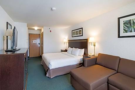 King Suite - Non-Smoking