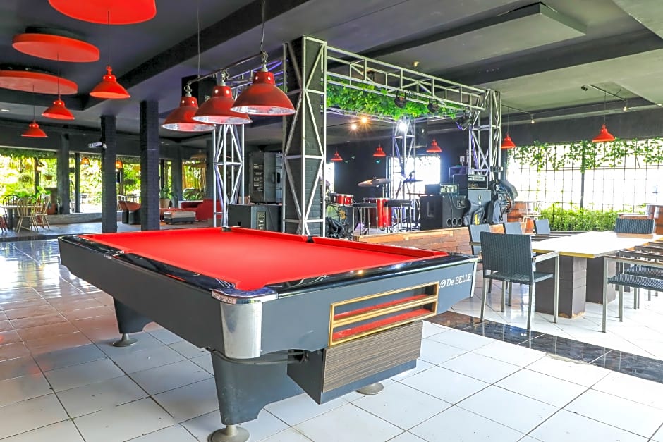 Labuana Homestay and Cafe Garden Makassar by ZUZU