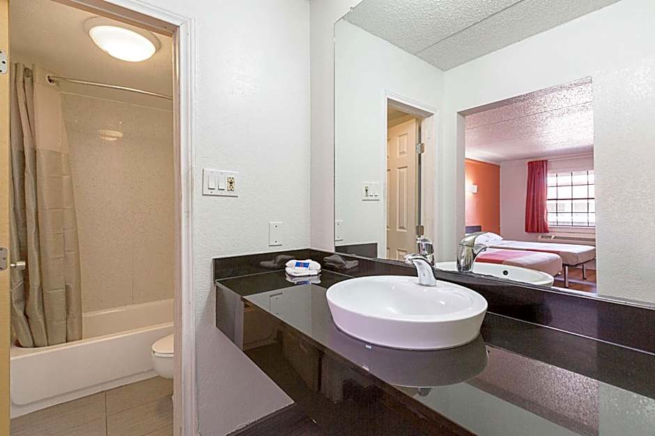 Motel 6 Dallas Market Center