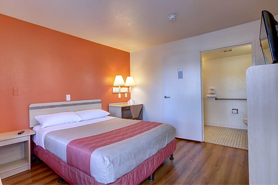 Motel 6-Bellflower, CA - Los Angeles