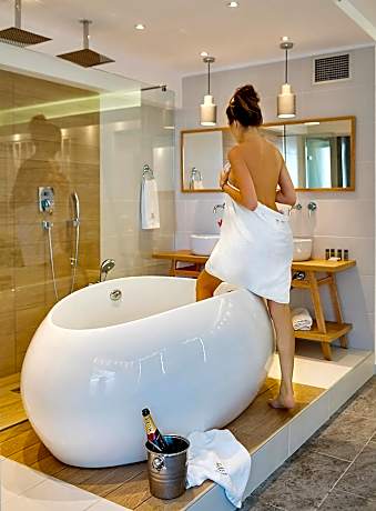 Deluxe Sea View Suite & Spa Bath