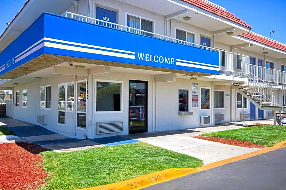 Motel 6 Fresno Blackstone South