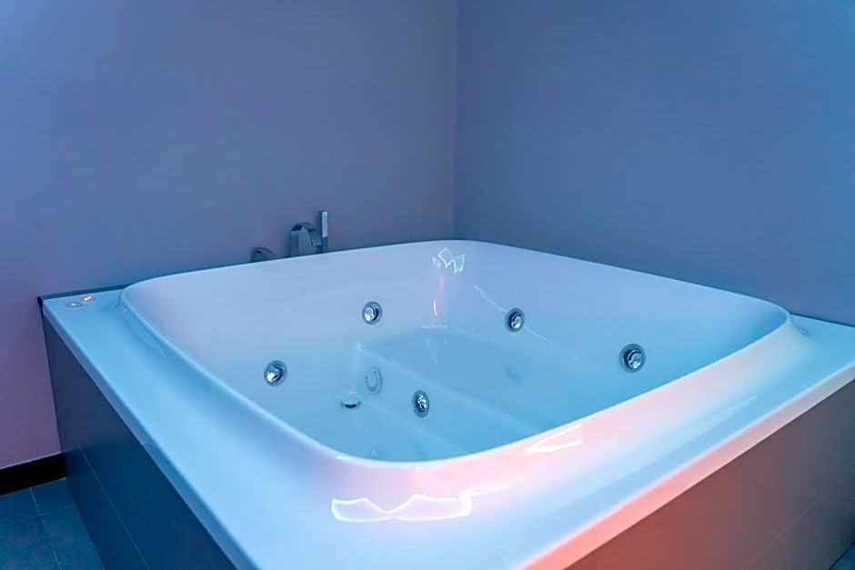 Skyline Rooms & Suites