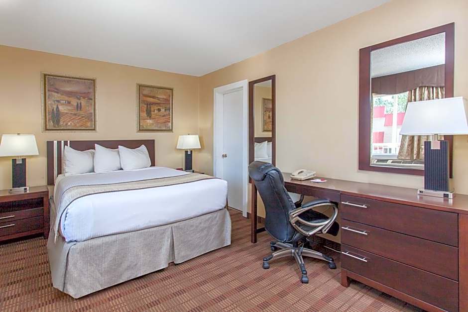 Econo Lodge Inn & Suites