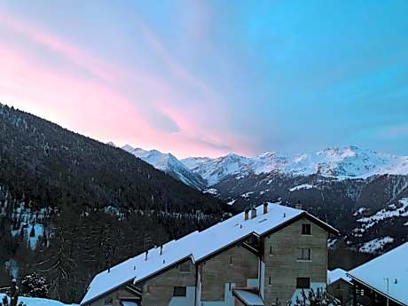 Apartment with Mountain View