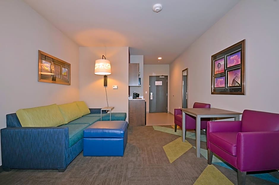 Holiday Inn Express & Suites Oklahoma City Mid - Arpt Area, an IHG Hotel