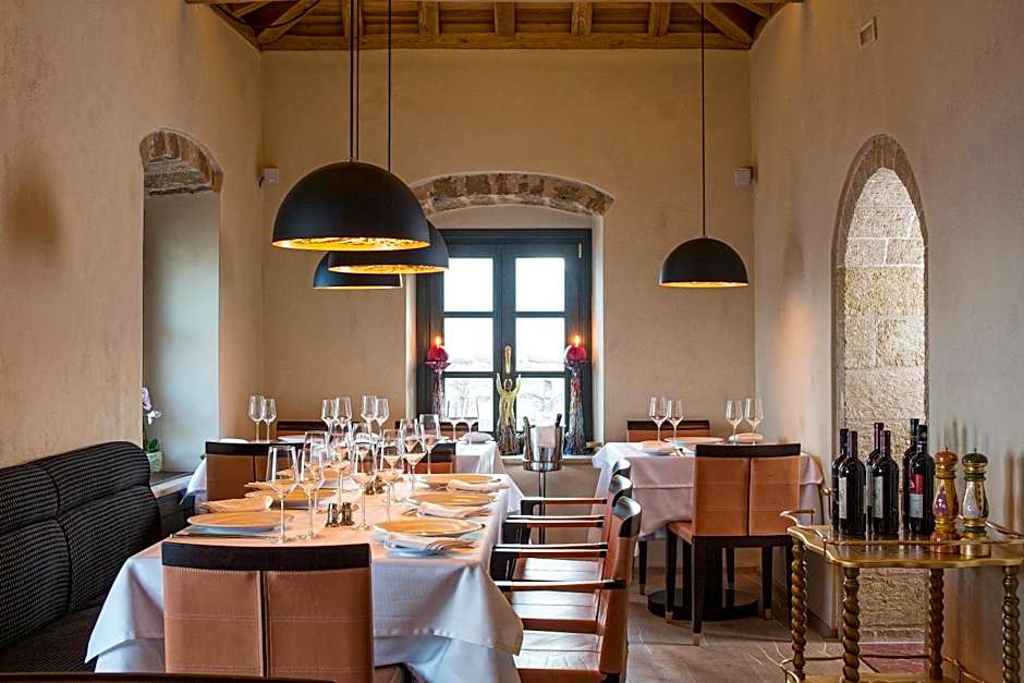 Moni Emvasis Luxury Suites