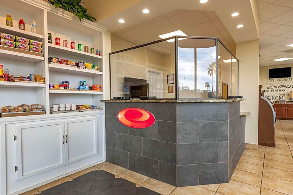 Econo Lodge Inn & Suites Maingate Central