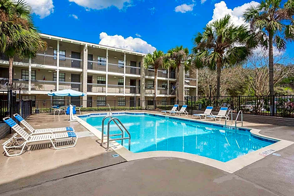 Casa Bella Inn & Suites