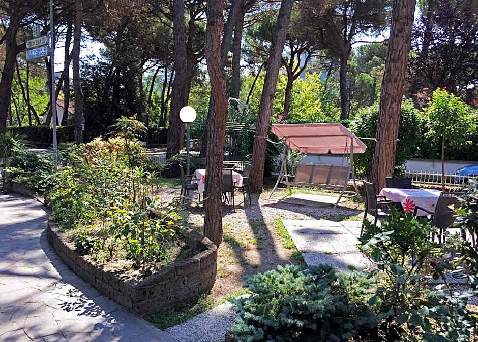 B&B Promenade Hotel Simple con Piscina